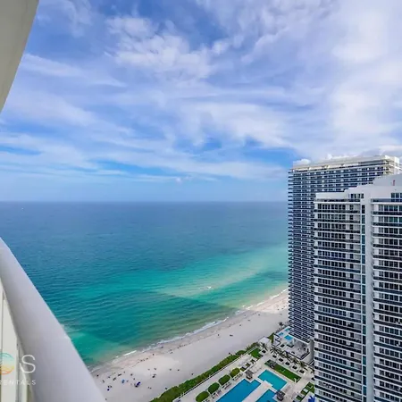 Sky-High Beachfront Penthouse: Stunning Views Pool Gym